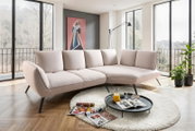 Moderne Longchairkombination in einem hellen Wohnzimmer mit großen Fenstern, seitliche Perspektive