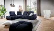 Moderner, dunkelblauer Hocker in einem stilvollen Wohnzimmer mit Blick auf ein großes Fenster und einen weißen Sessel im Hintergrund.