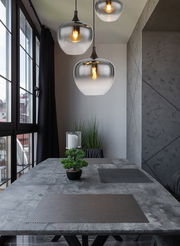 Moderne Hängeleuchte MAXY in einem stilvollen Esszimmer, seitliche Perspektive