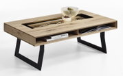 Moderner Couchtisch aus Holz mit schwarzem Metallgestell, seitliche Perspektive