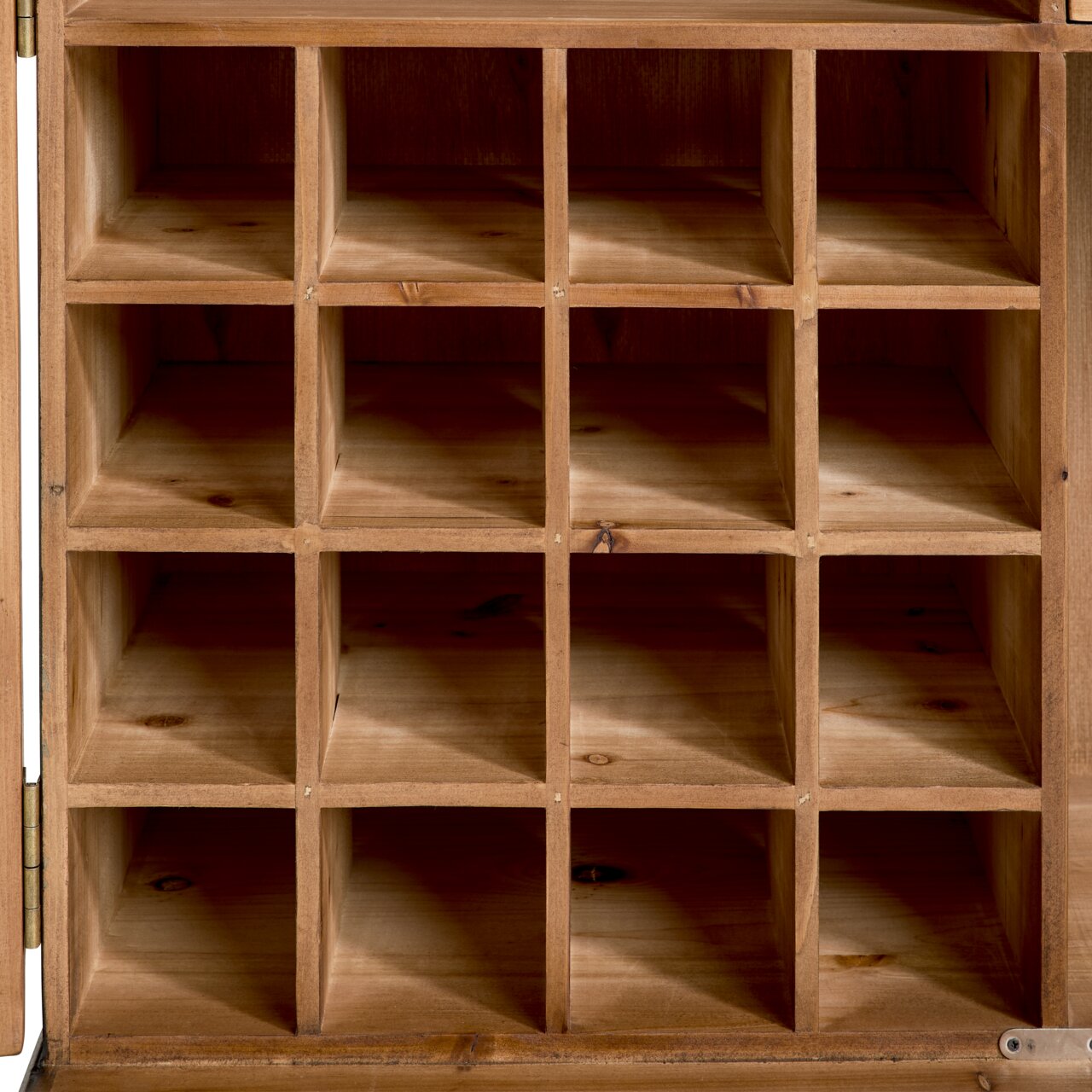 Nahaufnahme eines Barschrankes mit offenen quadratischen Fächern aus Holz, frontal betrachtet.