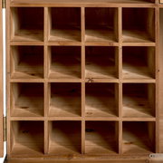 Nahaufnahme eines Barschrankes mit offenen quadratischen Fächern aus Holz, frontal betrachtet.