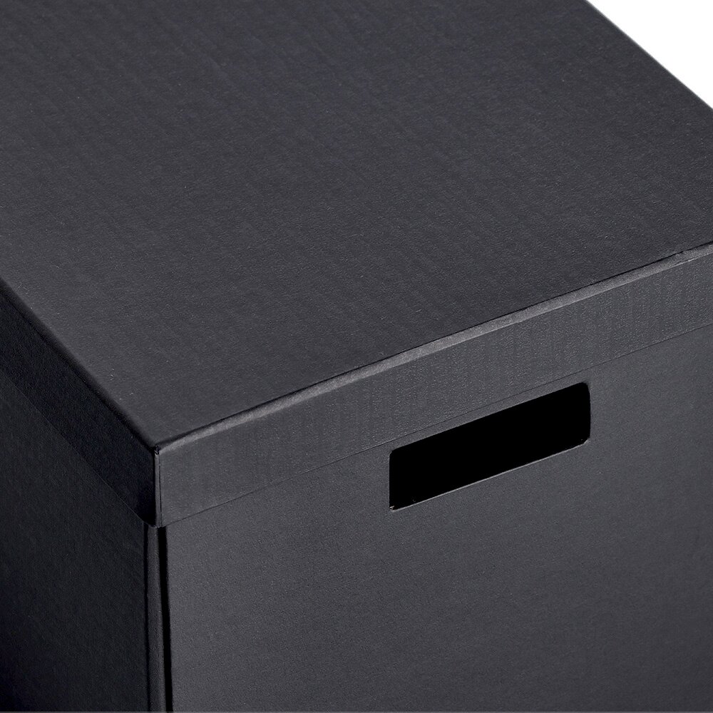 Schwarze Aufbewahrungsbox aus recyceltem Material mit Grifföffnung, Perspektive von oben.