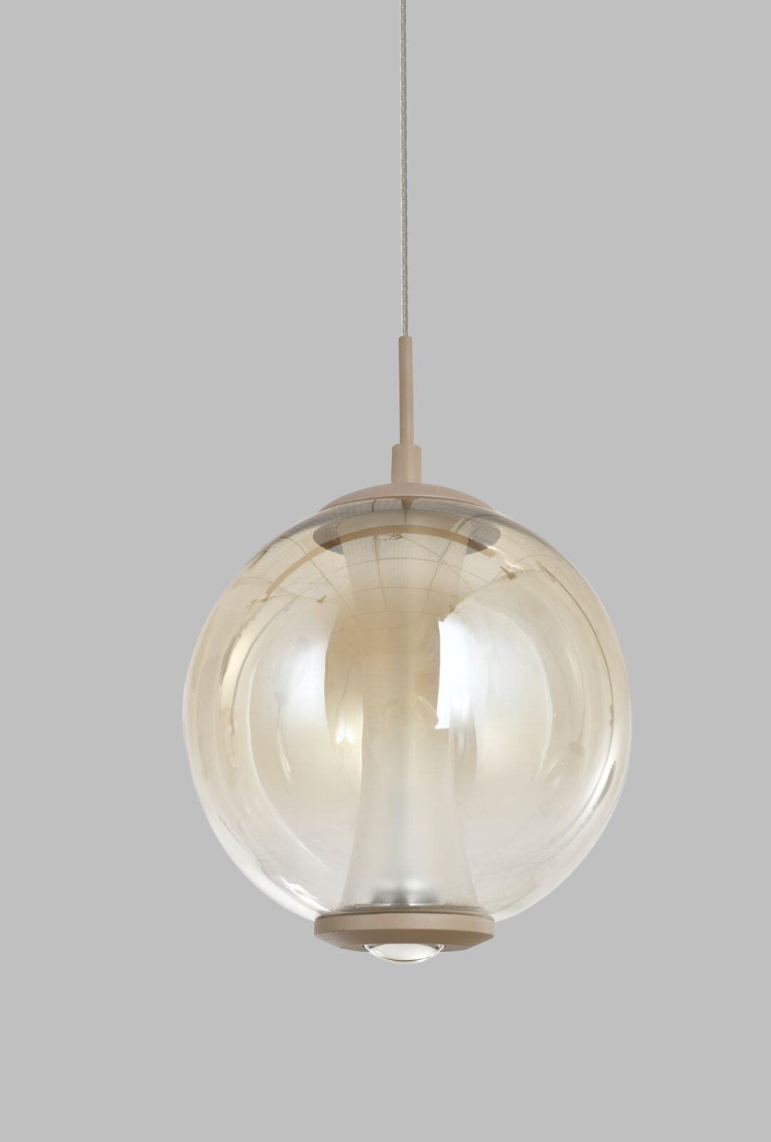 Frontaal aanzicht van een moderne hanglamp met een grote bolvormige, transparant amberkleurige glazen kap en beige ophanging tegen een lichtgrijze achtergrond