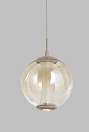 Frontaal aanzicht van een moderne hanglamp met een grote bolvormige, transparant amberkleurige glazen kap en beige ophanging tegen een lichtgrijze achtergrond