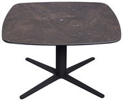 Moderner Couchtisch mit quadratischer, marmorierter Tischplatte und schwarzem Metallfuß, seitliche Perspektive.