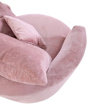 Nahaufnahme eines rosa Sessels mit weichen Kissen, seitliche Perspektive