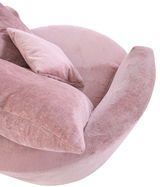 Nahaufnahme eines rosa Sessels mit weichen Kissen, seitliche Perspektive