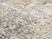 Nahaufnahme eines Designer-Teppichs mit weicher, flauschiger Textur in Grau- und Beigetönen, diagonale Perspektive.