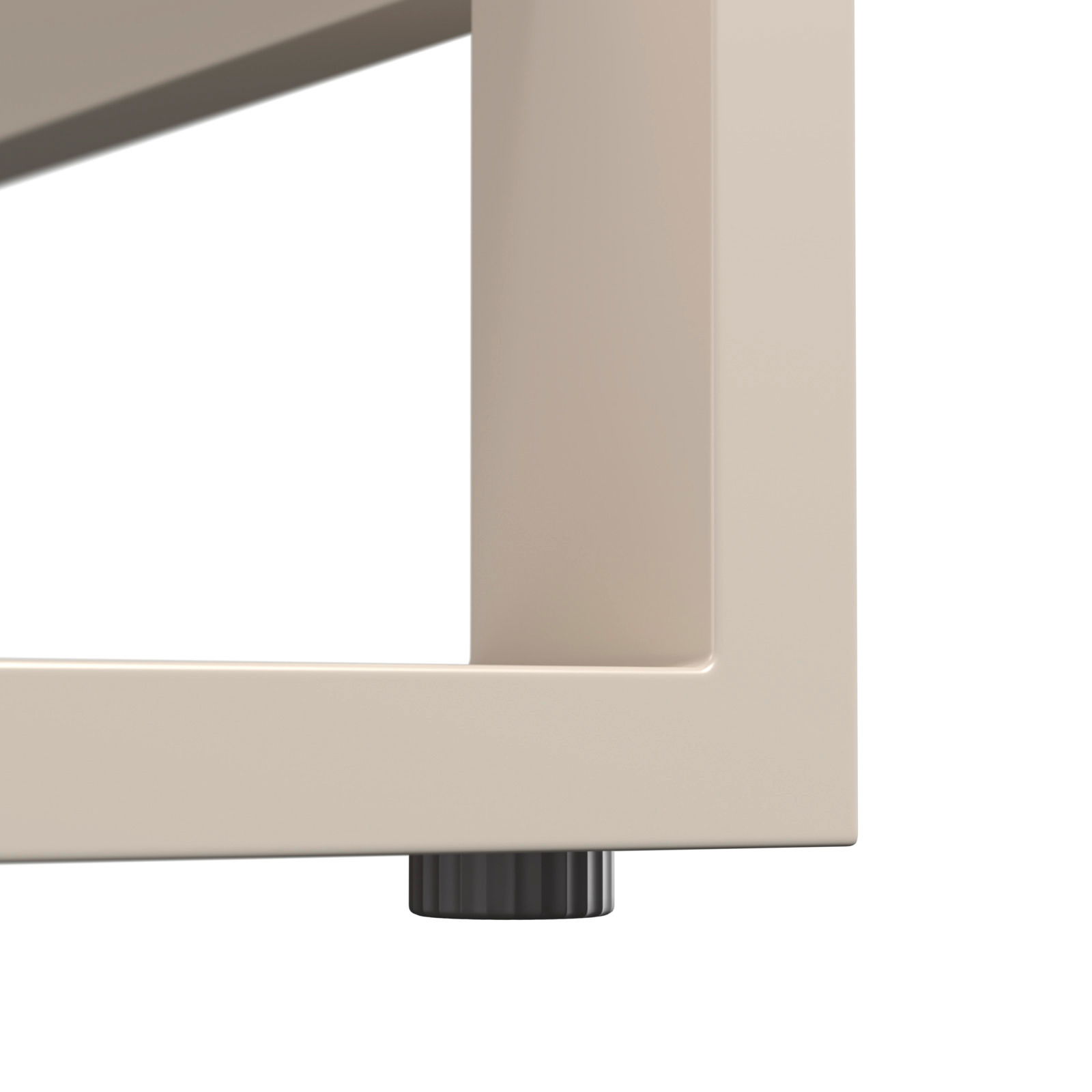 Nahaufnahme eines beigen Lounge-Sessel-Beins mit schwarzem Bodenschoner, seitliche Perspektive