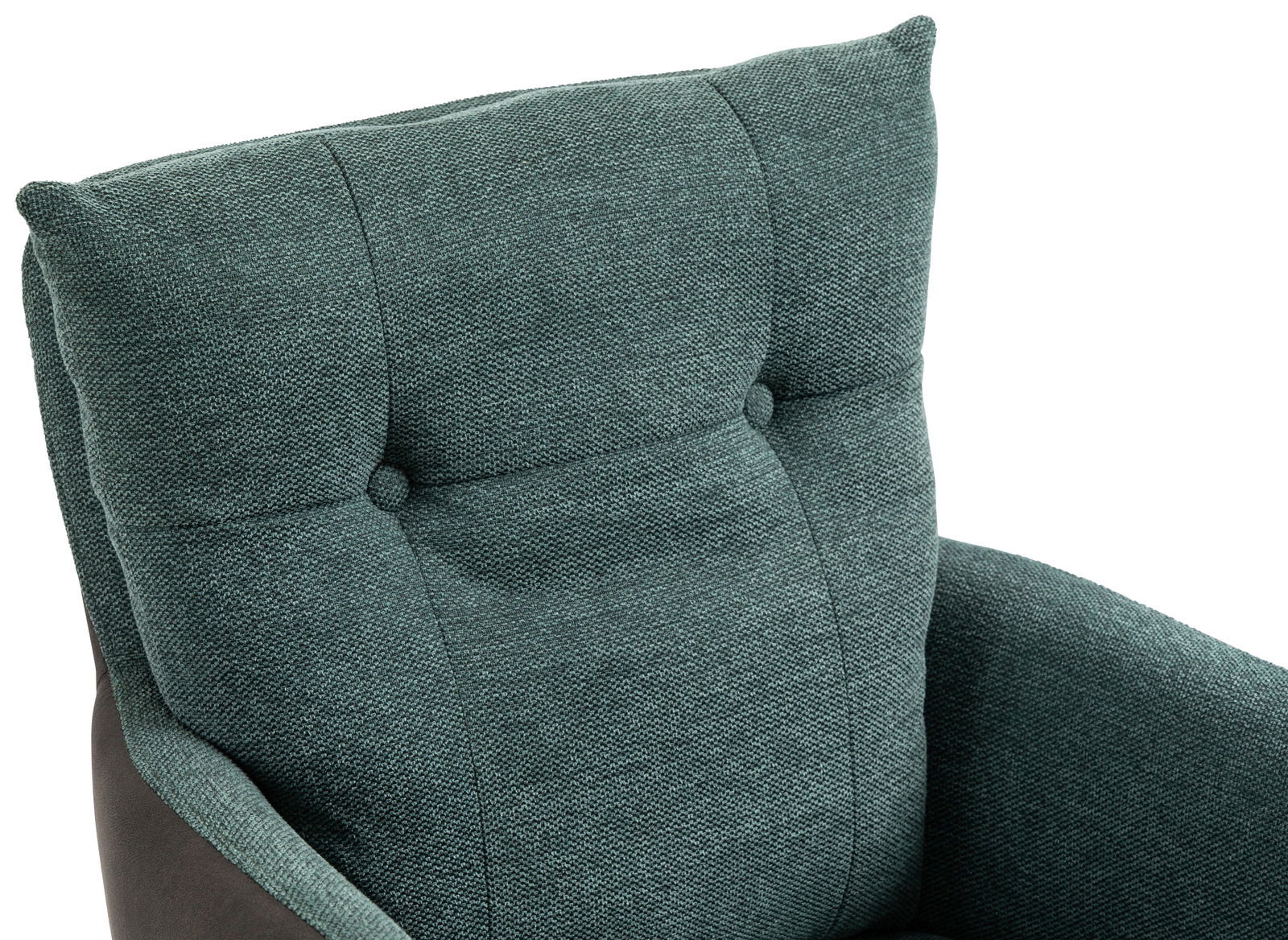 Nahaufnahme eines Sessels mit grünem Stoffbezug und Knopfdetails, von vorne betrachtet.