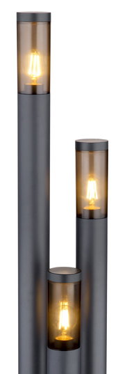 Moderne Außenleuchte mit drei unterschiedlich hohen, zylindrischen Lampen in mattem Grau, seitliche Perspektive