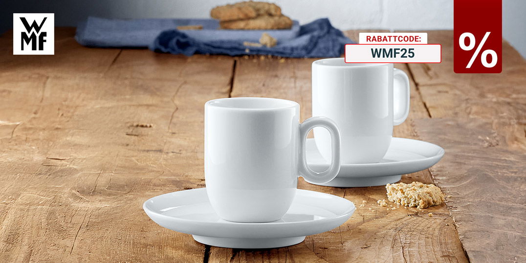 Zwei weiße WMF-Kaffeetassen mit Untertellern auf rustikalem Holztisch, umgeben von Kekskrümeln und Stoffserviette