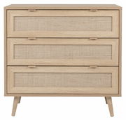 Frontale Ansicht eines Sideboards mit drei Schubladen aus hellem Holz und geflochtenen Einsätzen.