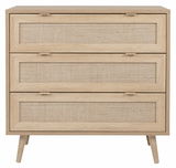 Frontale Ansicht eines Sideboards mit drei Schubladen aus hellem Holz und geflochtenen Einsätzen.