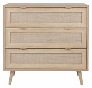 Frontale Ansicht eines Sideboards mit drei Schubladen aus hellem Holz und geflochtenen Einsätzen.