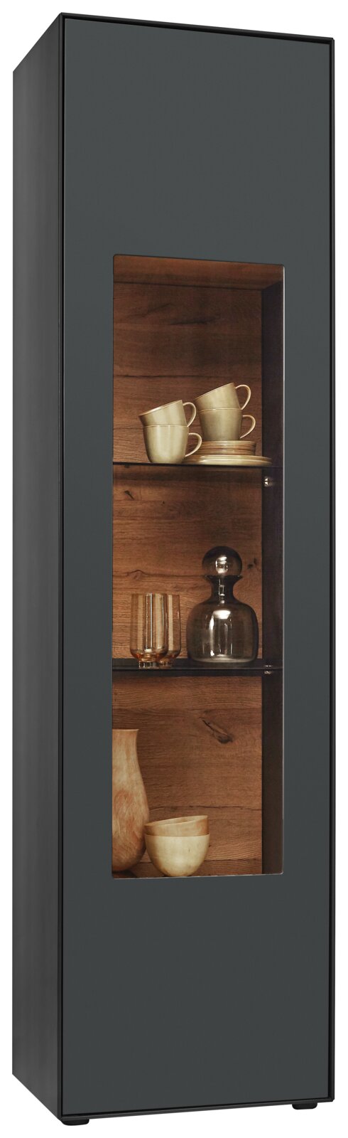 Valnatura Vitrine LIVINO Moderne Vitrine mit dunklem Rahmen und Glasfront, gefüllt mit Tassen und Karaffen, seitliche Perspektive