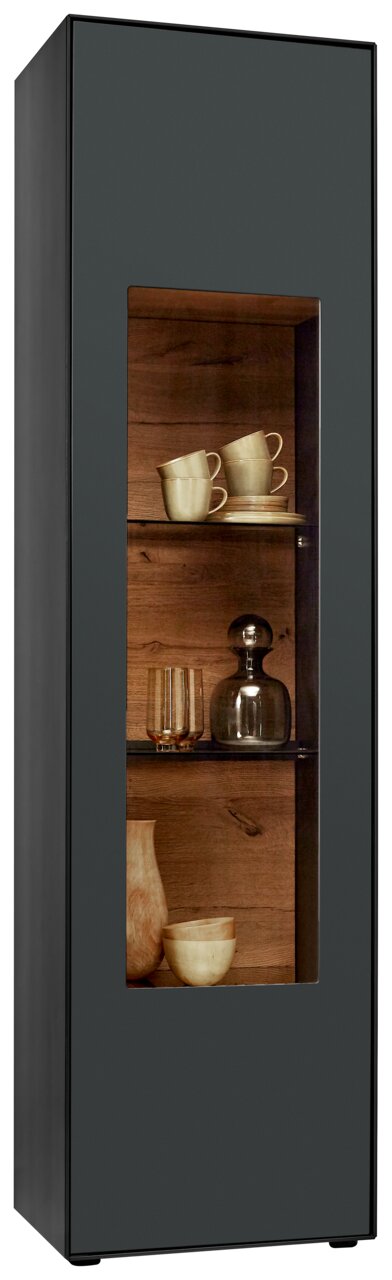 Moderne vitrinekast met donker frame en glazen voorkant, gevuld met kopjes en karaffen, zijaanzicht