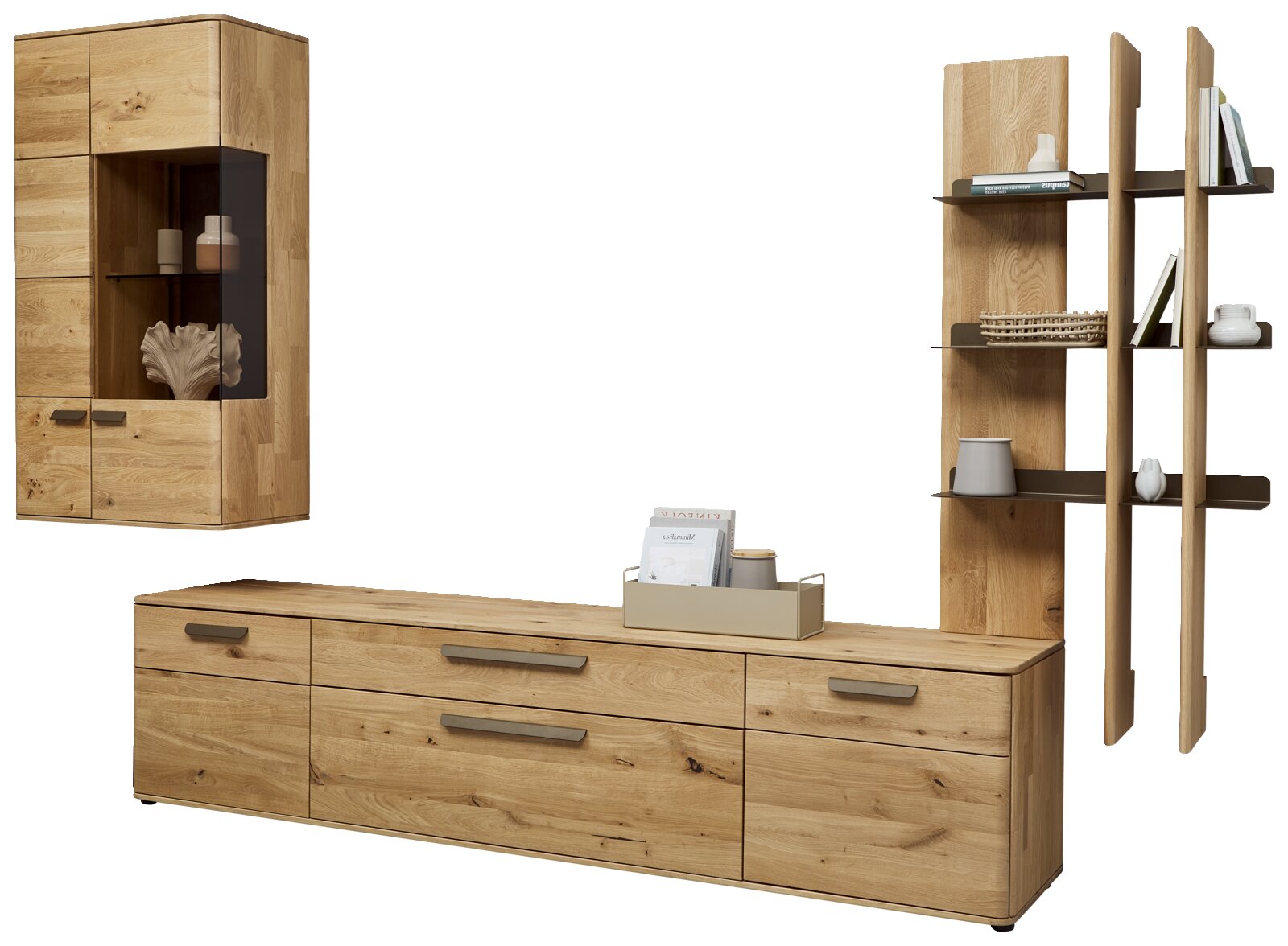 Valnatura Wandkombination LERIDA Modernes Wohnzimmermöbel-Set aus massiver Eiche mit Sideboard, Vitrine mit Glastür und Wandregal, gezeigt in frontaler Ansicht mit leichter Perspektive von rechts auf weißem Hintergrund