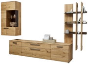 Modernes Wohnzimmermöbel-Set aus massiver Eiche mit Sideboard, Vitrine mit Glastür und Wandregal, gezeigt in frontaler Ansicht mit leichter Perspektive von rechts auf weißem Hintergrund