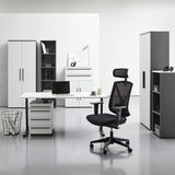 Moderne Büromöbel in einem hellen Raum, darunter ein Winkelschreibtisch, Rollcontainer, Aktenschränke und ein ergonomischer Bürostuhl. Frontalansicht.