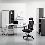 Moderne Büromöbel in einem hellen Raum, darunter ein Winkelschreibtisch, Rollcontainer, Aktenschränke und ein ergonomischer Bürostuhl. Frontalansicht.