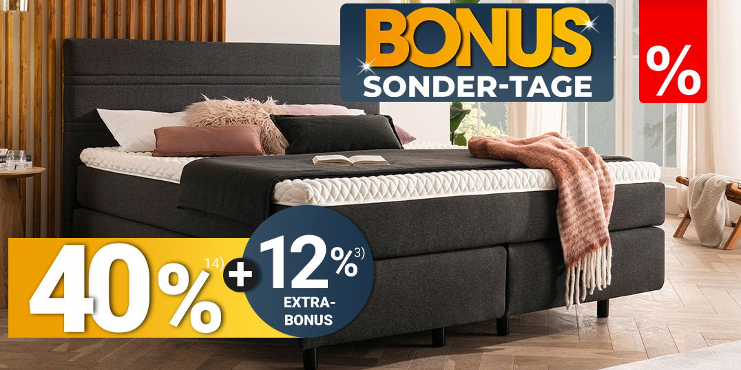 Modernes Boxspringbett im Schlafzimmer mit Holzlamellenwand, großen Fenstern und Schriftzug Bonus Sonder-Tage