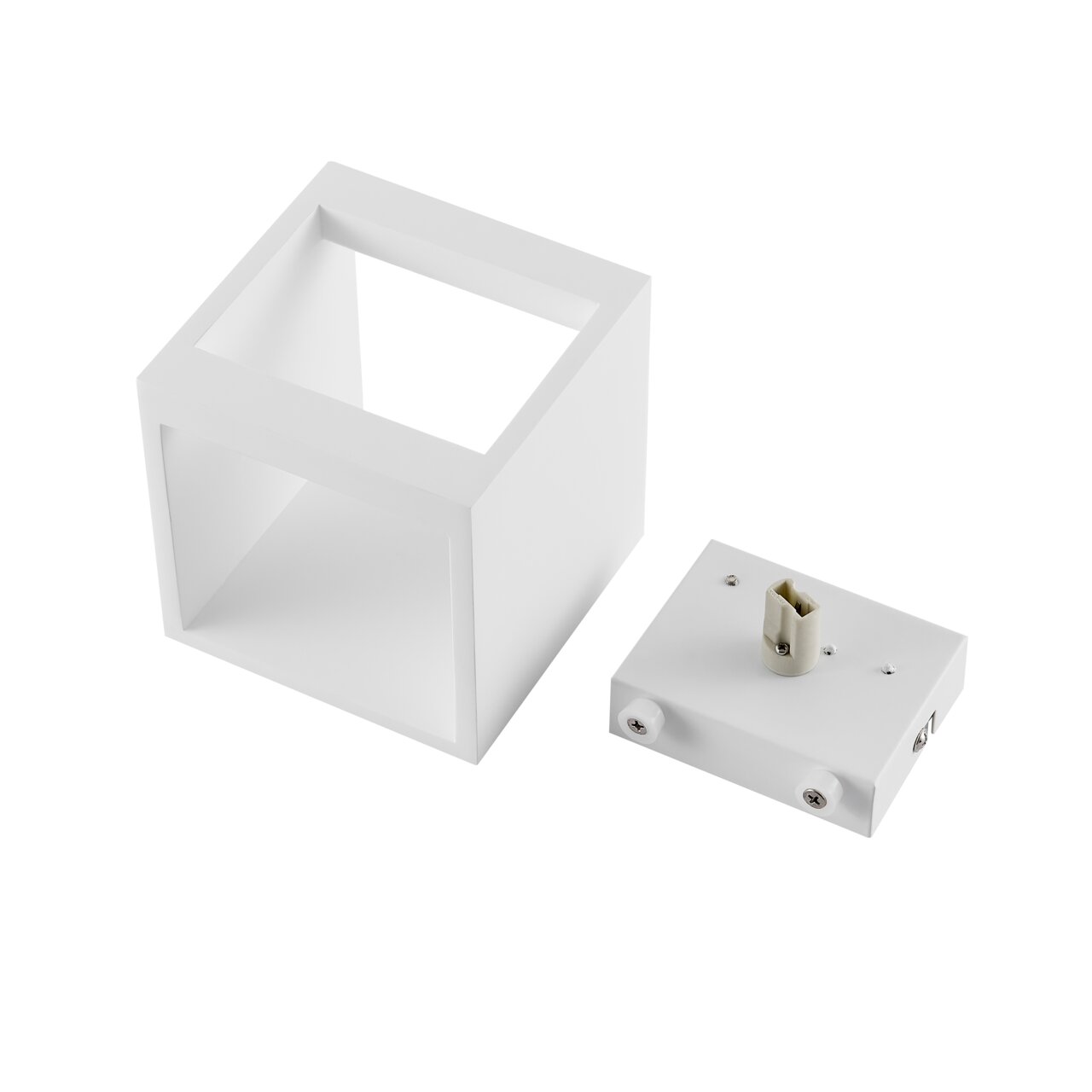 Weiße, minimalistische Wandleuchte in Einzelteilen, perspektivisch von oben fotografiert.