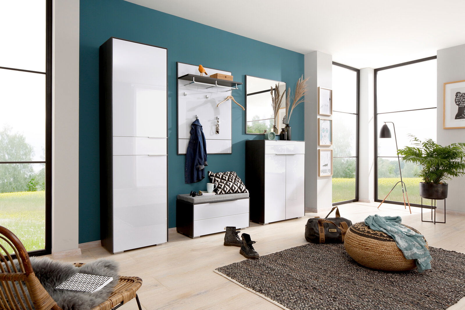 Moderne Garderobeneinrichtung mit Schuhschrank, Garderobenpaneel, Bank und Spiegel in einem hellen Raum mit großen Fenstern, seitliche Perspektive.