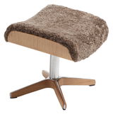 Hocker mit braunem, flauschigem Bezug und Holzfuß, seitliche Perspektive