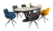 Moderne ovale eettafel met een lichtgekleurd tafelblad en een zwart metalen onderstel, omringd door zes gestoffeerde stoelen in verschillende kleuren; zijaanzicht in licht perspectief vanaf de voorkant.