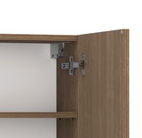 Nahaufnahme eines geöffneten Hängeschranks mit Holztür und Metallscharnier, seitliche Perspektive