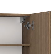 Nahaufnahme eines geöffneten Hängeschranks mit Holztür und Metallscharnier, seitliche Perspektive