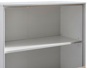 Weißes Aktenregal 3OH breit, frontal fotografiert, mit zwei offenen Fächern.