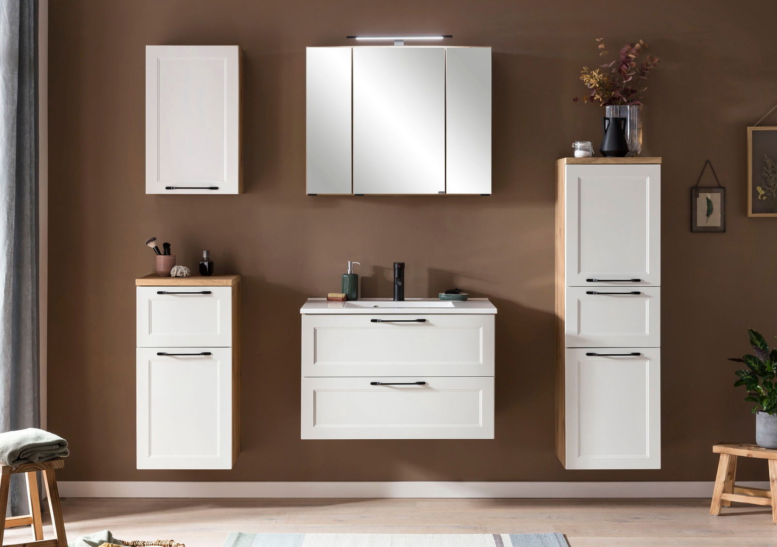 Modernes Waschtisch-Set in Weiß mit mehreren Schränken und Spiegel, frontal betrachtet.