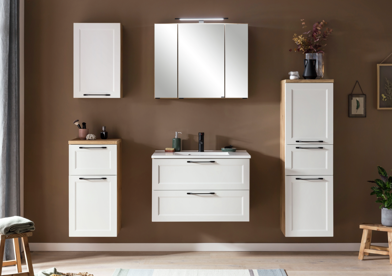 Modernes Waschtisch-Set in Weiß mit mehreren Schränken und Spiegel, frontal betrachtet.