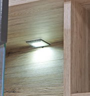 Unterbaubeleuchtung in Holzregal, seitliche Perspektive