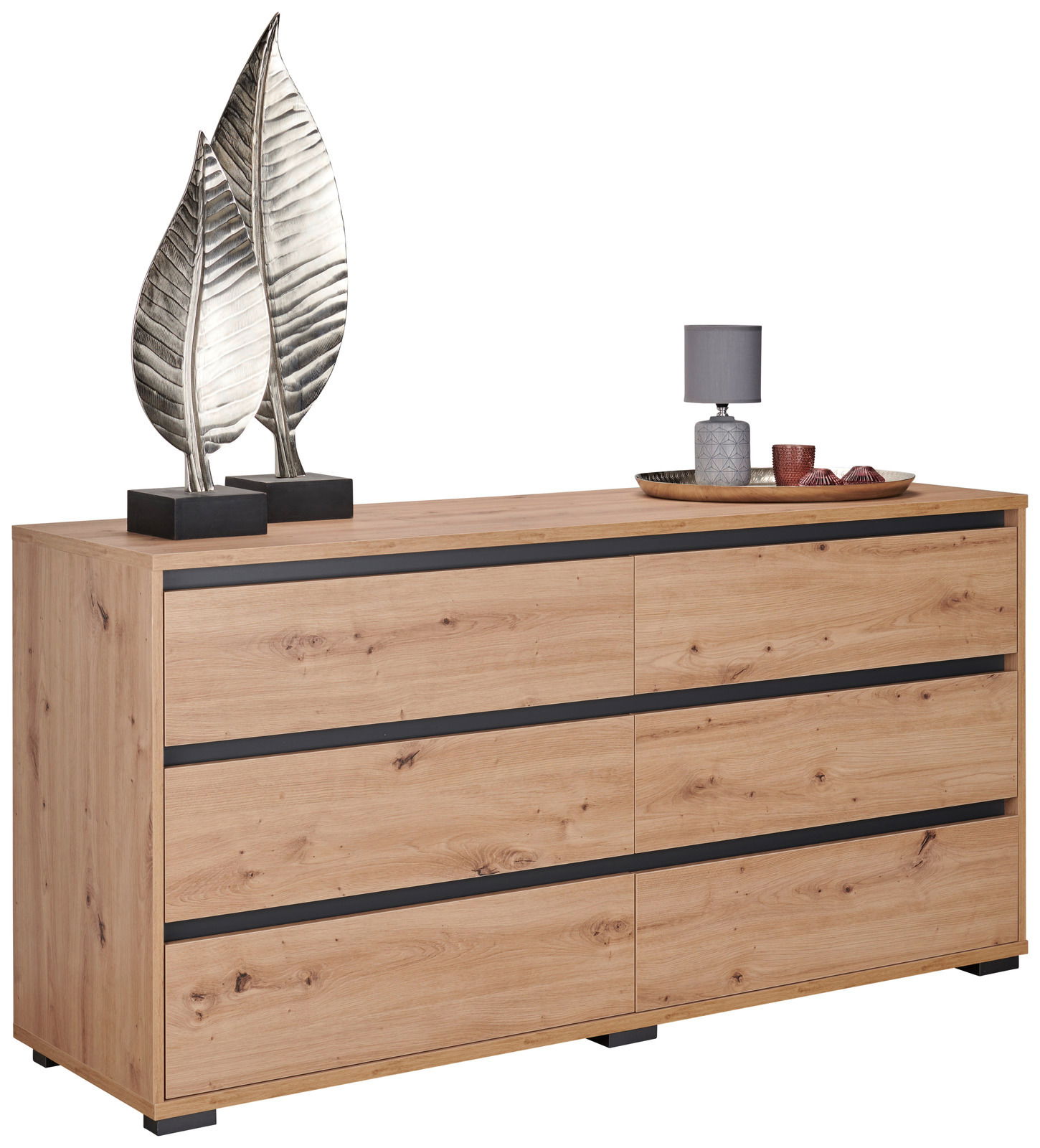 Carryhome XL-Sideboard LINE XL-Sideboard aus Holz mit sechs Schubladen, dekoriert mit zwei silbernen Blätterskulpturen und einer Lampe auf einem Tablett, seitliche Perspektive