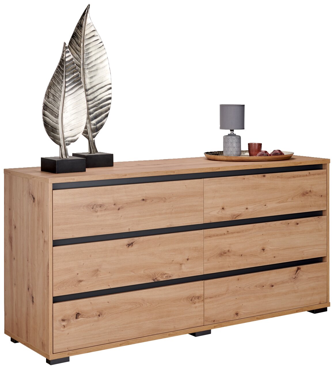 XL-Sideboard aus Holz mit sechs Schubladen, dekoriert mit zwei silbernen Blätterskulpturen und einer Lampe auf einem Tablett, seitliche Perspektive