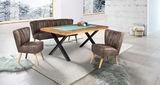 Esszimmer-Set mit einem Holztisch und braunen Stühlen, seitliche Perspektive
