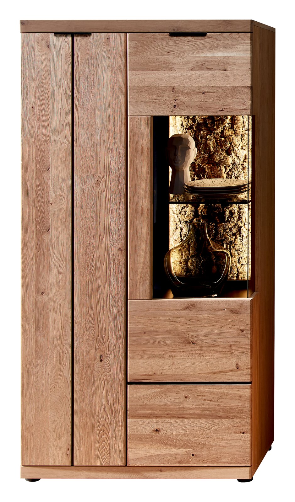 Moderne Vitrine/Highboard aus hellem Massivholz mit zwei Türen, Schubladen und beleuchtetem Glasfach mit Dekoration, Frontansicht leicht schräg von rechts