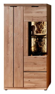 Moderne Vitrine/Highboard aus hellem Massivholz mit zwei Türen, Schubladen und beleuchtetem Glasfach mit Dekoration, Frontansicht leicht schräg von rechts