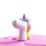 Nahaufnahme eines bunten Einhornkopfes auf einem rosa Kindertrinkset-Deckel.