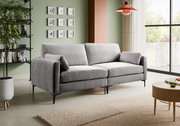 Modernes graues 2-Sitzer-Sofa mit Stoffbezug, schwarzen Metallfüßen und zwei Kissen im Wohnzimmer; Perspektive: frontale Ansicht leicht von links.