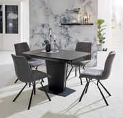 Moderner Esstisch mit vier grauen Stühlen, frontal fotografiert, vor einer stilvollen Marmorwand.