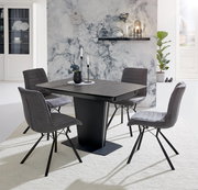 Moderner Esstisch mit vier grauen Stühlen, frontal fotografiert, vor einer stilvollen Marmorwand.