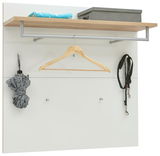 Garderobenpaneel mit Holzablage, Kleiderstange und Haken, frontal abgebildet. Auf der Ablage liegt ein Handtuch und eine Box, an der Stange hängt ein Kleiderbügel, und an den Haken sind ein Regenschirm und eine Hundeleine befestigt.