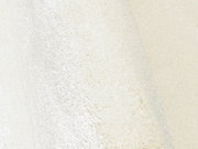 Nahaufnahme eines cremeweißen Uni-Teppichs mit weicher Textur, seitliche Perspektive