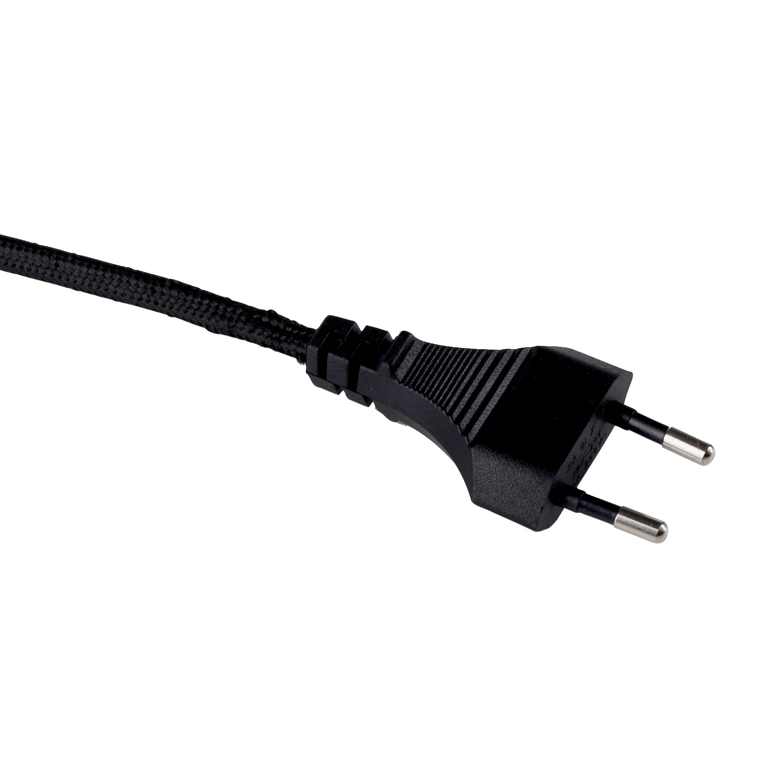 Schwarzer Euro-Netzstecker (2-polig) mit textilummanteltem Kabel, schräg von der Seite in Nahaufnahme vor weißem Hintergrund