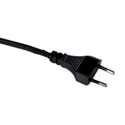 Schwarzer Euro-Netzstecker (2-polig) mit textilummanteltem Kabel, schräg von der Seite in Nahaufnahme vor weißem Hintergrund